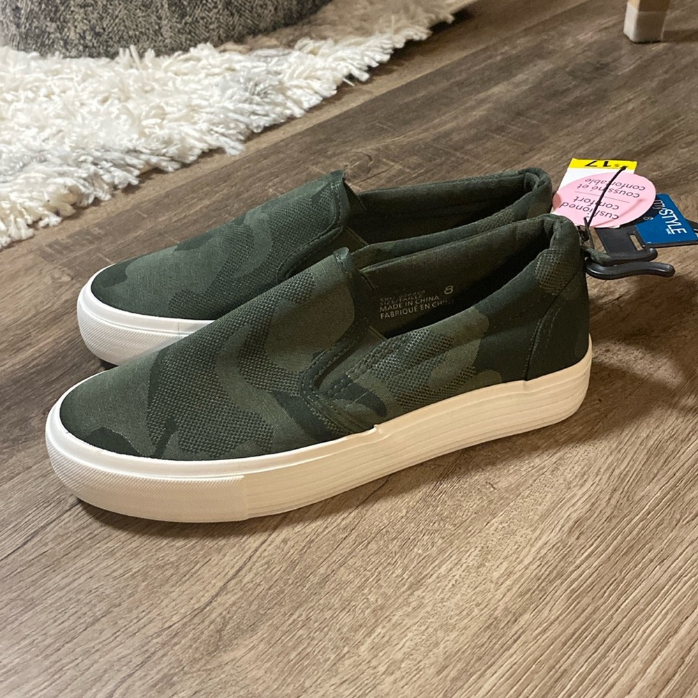 NWT women’s size 8 slip on sneakers